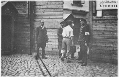 Police at the gate of the Vilna ghetto